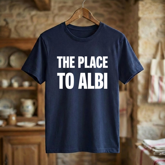 T-shirt bleu marine souvenir de la ville d'Albi avec l'inscription blanche « THE PLACE TO ALBI ».