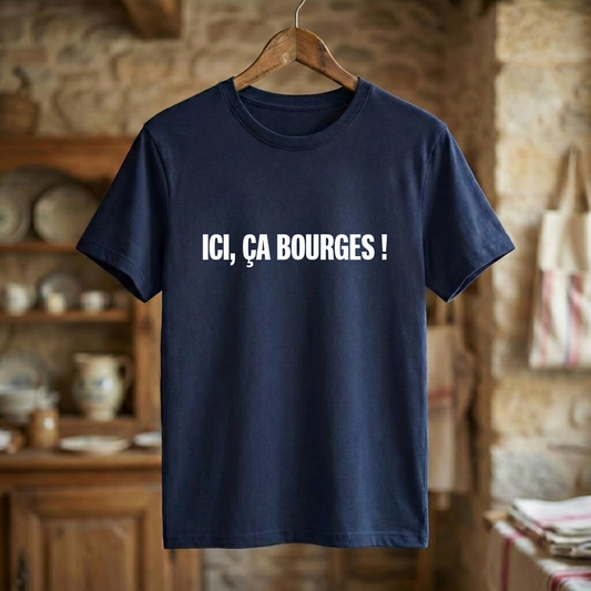 Tee-shirt souvenir de la ville de Bourges avec l'inscription « ICI, ÇA BOURGES ! ».
