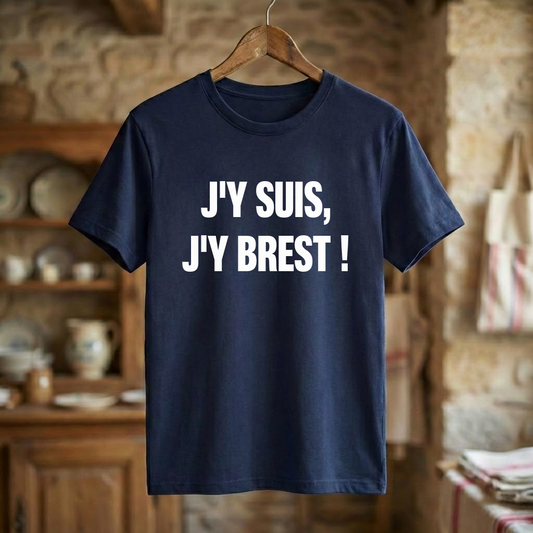 Tee-shirt bleu marine souvenir de la ville de Brest avec l'inscription blanche « J'Y SUIS, J'Y BREST ! ».