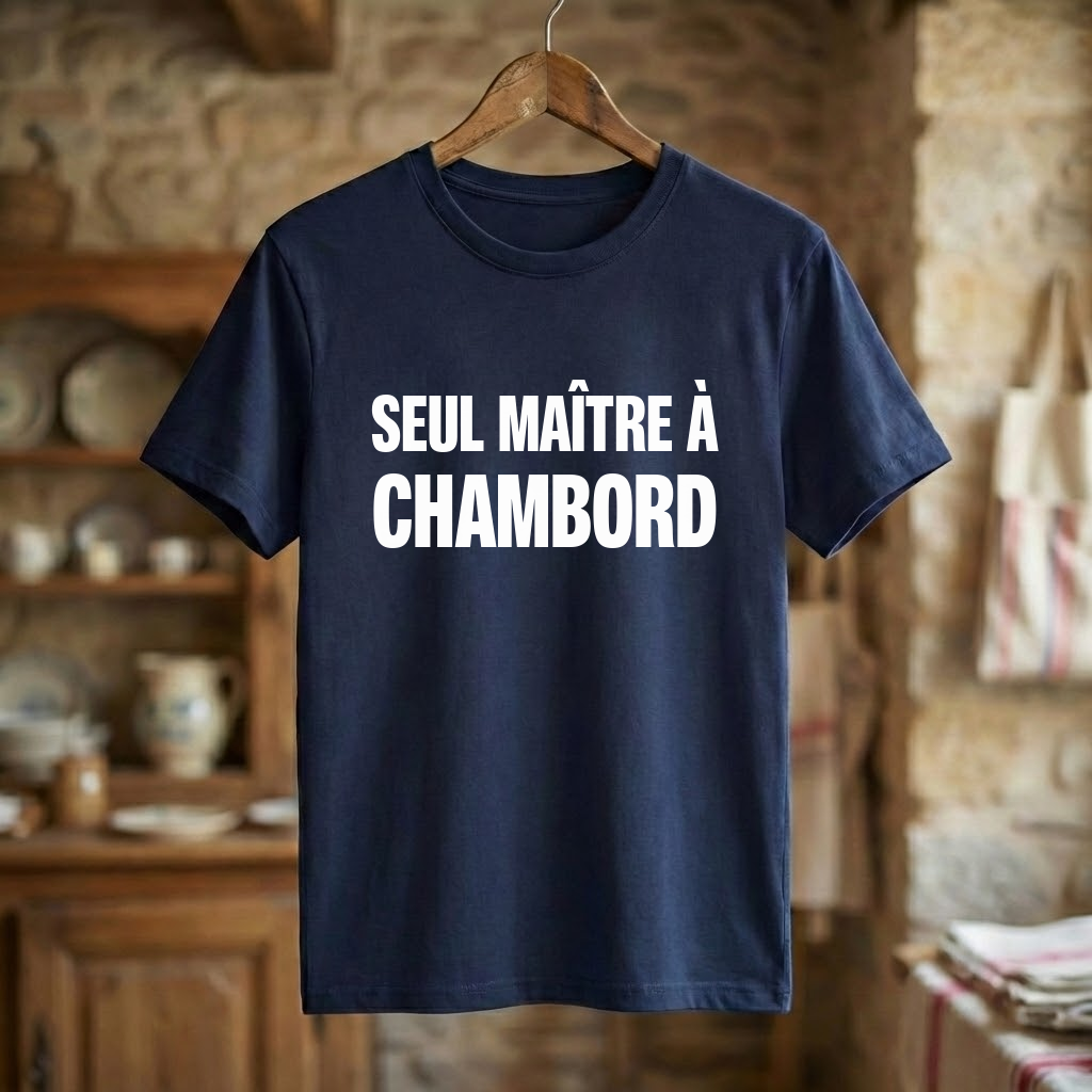 T-shirt bleu marine souvenir de la ville de Chambord avec l'inscription "SEUL MAÎTRE À CHAMBORD".