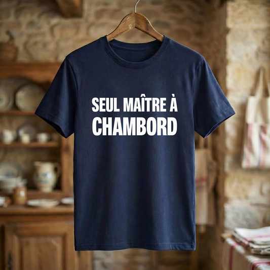 T-shirt bleu marine souvenir de la ville de Chambord avec l'inscription "SEUL MAÎTRE À CHAMBORD".