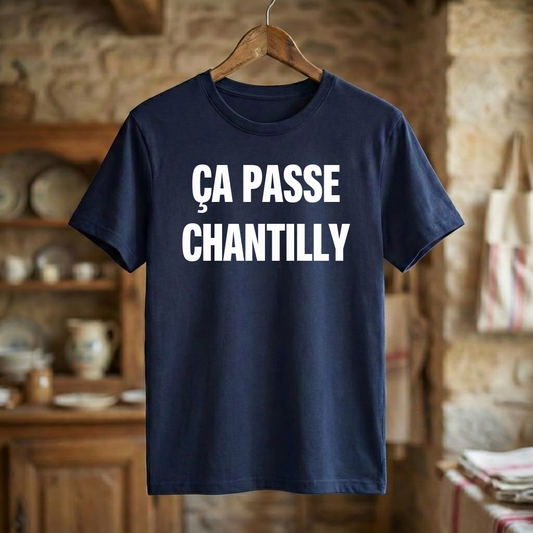 T-shirt souvenir de la ville de Chantilly avec l'inscription « ÇA PASSE CHANTILLY » imprimée en blanc.