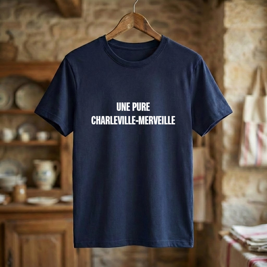Tee-shirt souvenir de Charleville-Mézières avec l'inscription blanche « Une pure Charleville-merveille ».
