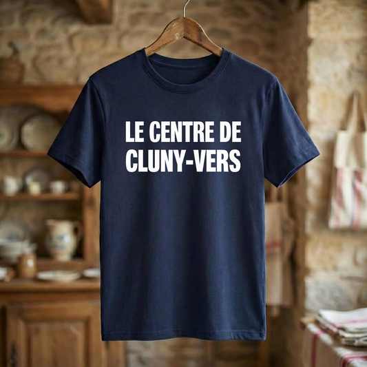 Tee-shirt bleu marine souvenir de la ville de Cluny avec l'inscription blanche "LE CENTRE DE CLUNY-VERS".