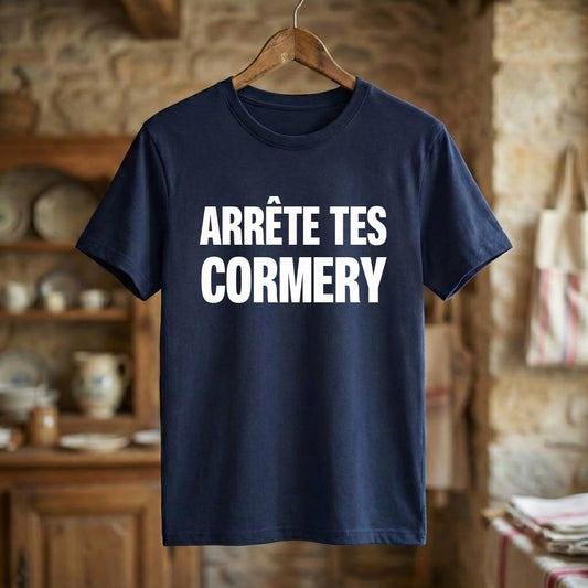 T-shirt souvenir de la ville de Cormery avec l'inscription « ARRÊTE TES CORMERY ».