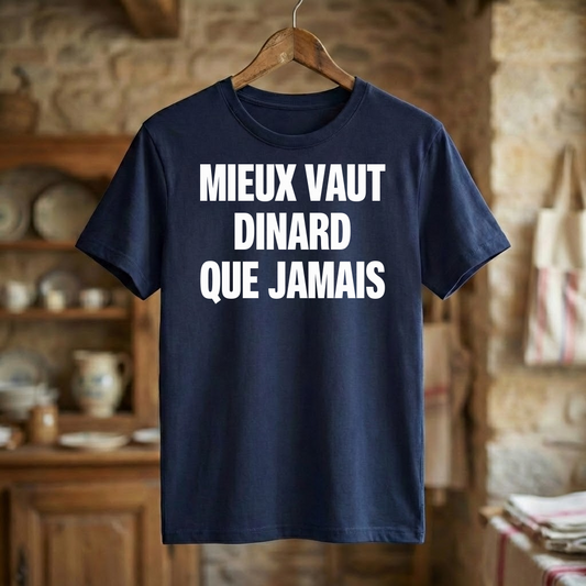 Tee-shirt souvenir de la ville de Dinard avec l'inscription humoristique « Mieux vaut Dinard que jamais ».