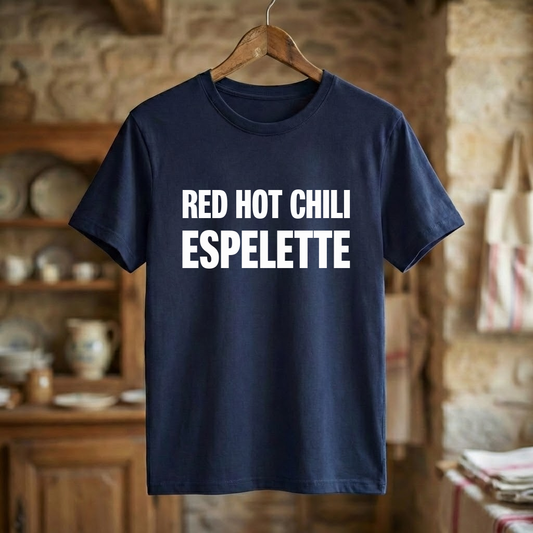 T-shirt bleu marine souvenir de la ville d'Espelette avec l'inscription blanche « RED HOT CHILI ESPELETTE ».