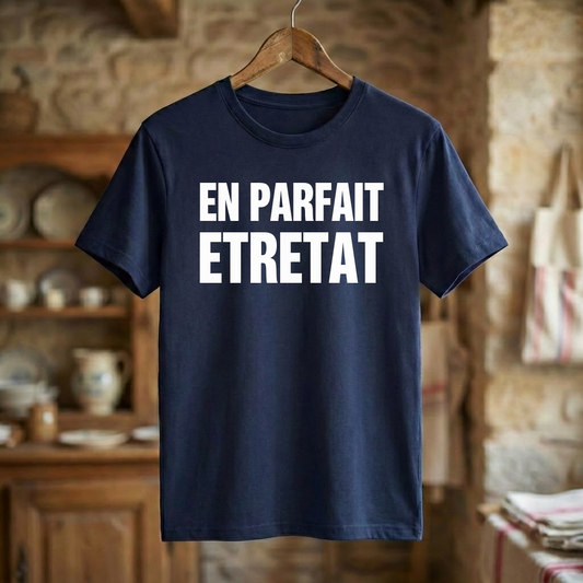 Tee-shirt souvenir de la ville d'Étretat avec l'inscription blanche « EN PARFAIT ETRETAT ».