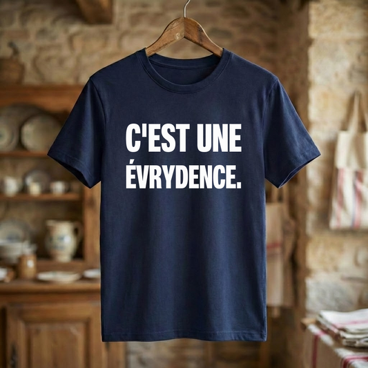 Tee-shirt souvenir de la ville d'Évry bleu marine avec l'inscription textuelle « C'EST UNE ÉVRYDENCE. »