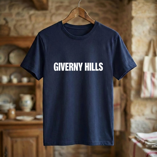T-shirt souvenir de la ville de Giverny portant l'inscription blanche "Giverny Hills" sur fond bleu marine.