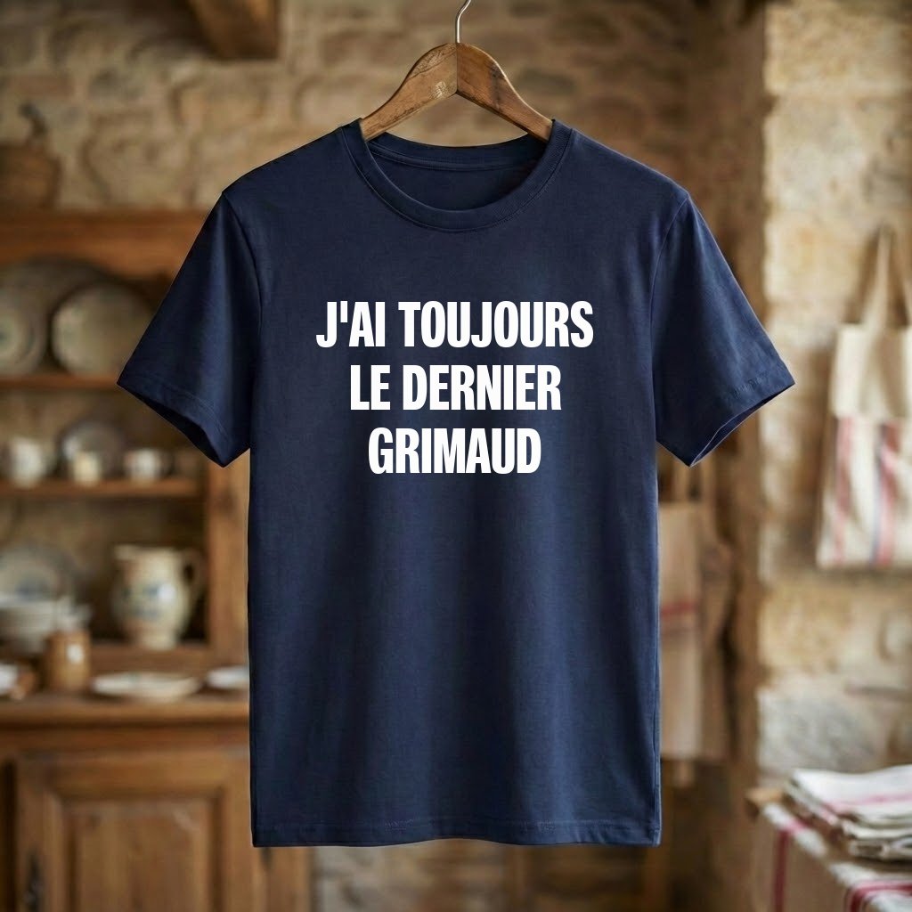 T-shirt souvenir bleu marine de la ville de Grimaud avec l'inscription blanche « J'ai toujours le dernier Grimaud ».