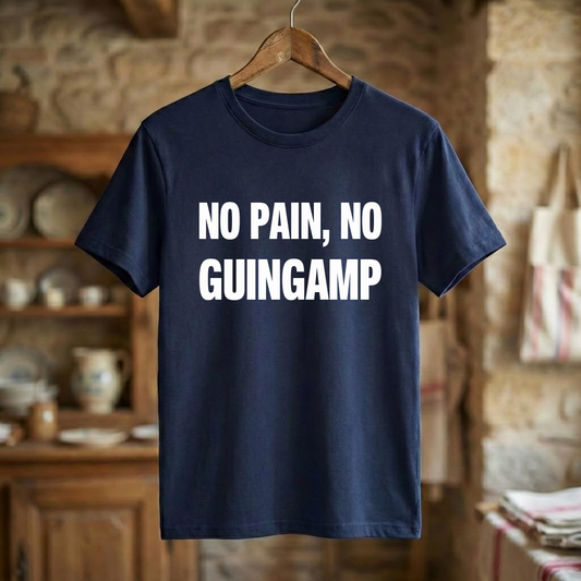 T-shirt bleu marine souvenir de la ville de Guingamp avec l'inscription blanche "NO PAIN, NO GUINGAMP".