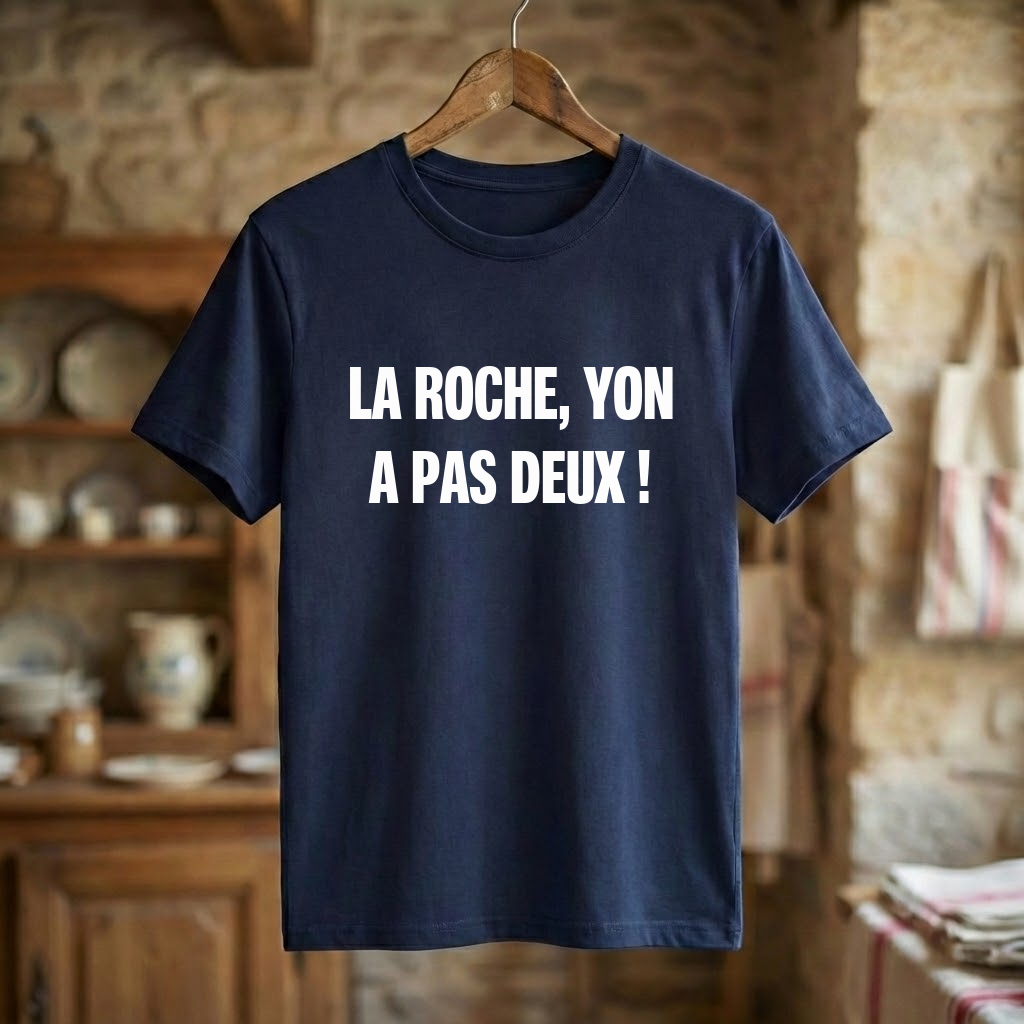 Tee-shirt bleu marine souvenir de la ville de La Roche-sur-Yon avec l'inscription blanche "LA ROCHE, YON A PAS DEUX !".