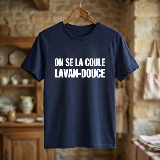T-shirt souvenir de la ville du Lavandou avec l'inscription blanche "ON SE LA COULE LAVAN-DOUCE".