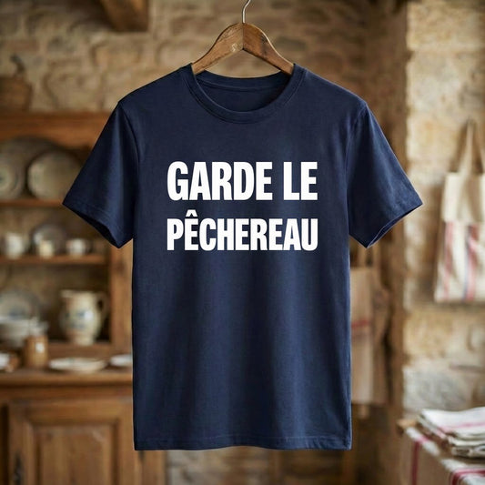 T-shirt bleu marine avec l'inscription blanche « GARDE LE PÊCHEREAU », souvenir de la ville du Pêchereau.