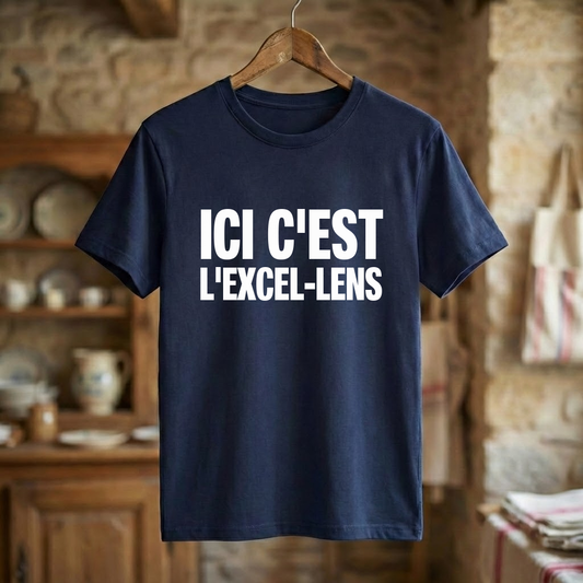 T-shirt bleu marine souvenir de la ville de Lens avec l'inscription blanche "ICI C'EST L'EXCEL-LENS".