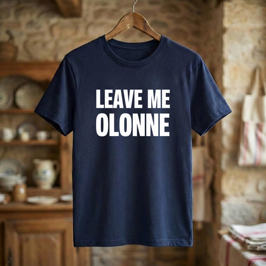 T-shirt bleu marine souvenir des Sables-d'Olonne avec l'inscription « LEAVE ME OLONNE » en lettres blanches.