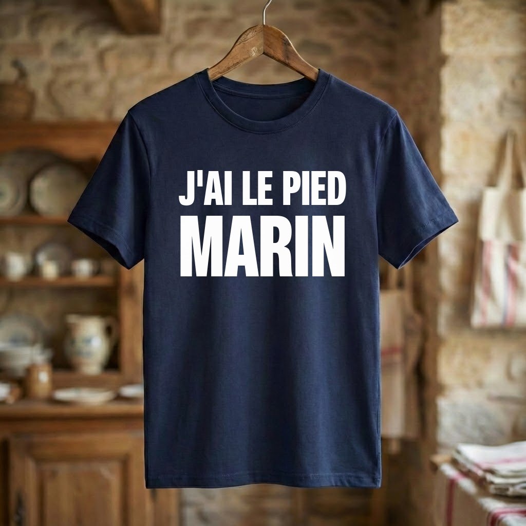Tee-shirt bleu marine souvenir de la ville de Marin avec l'inscription blanche « J'AI LE PIED MARIN ».