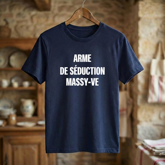 Tee-shirt bleu marine souvenir de la ville de Massy avec l'inscription « ARME DE SÉDUCTION MASSY-VE ».