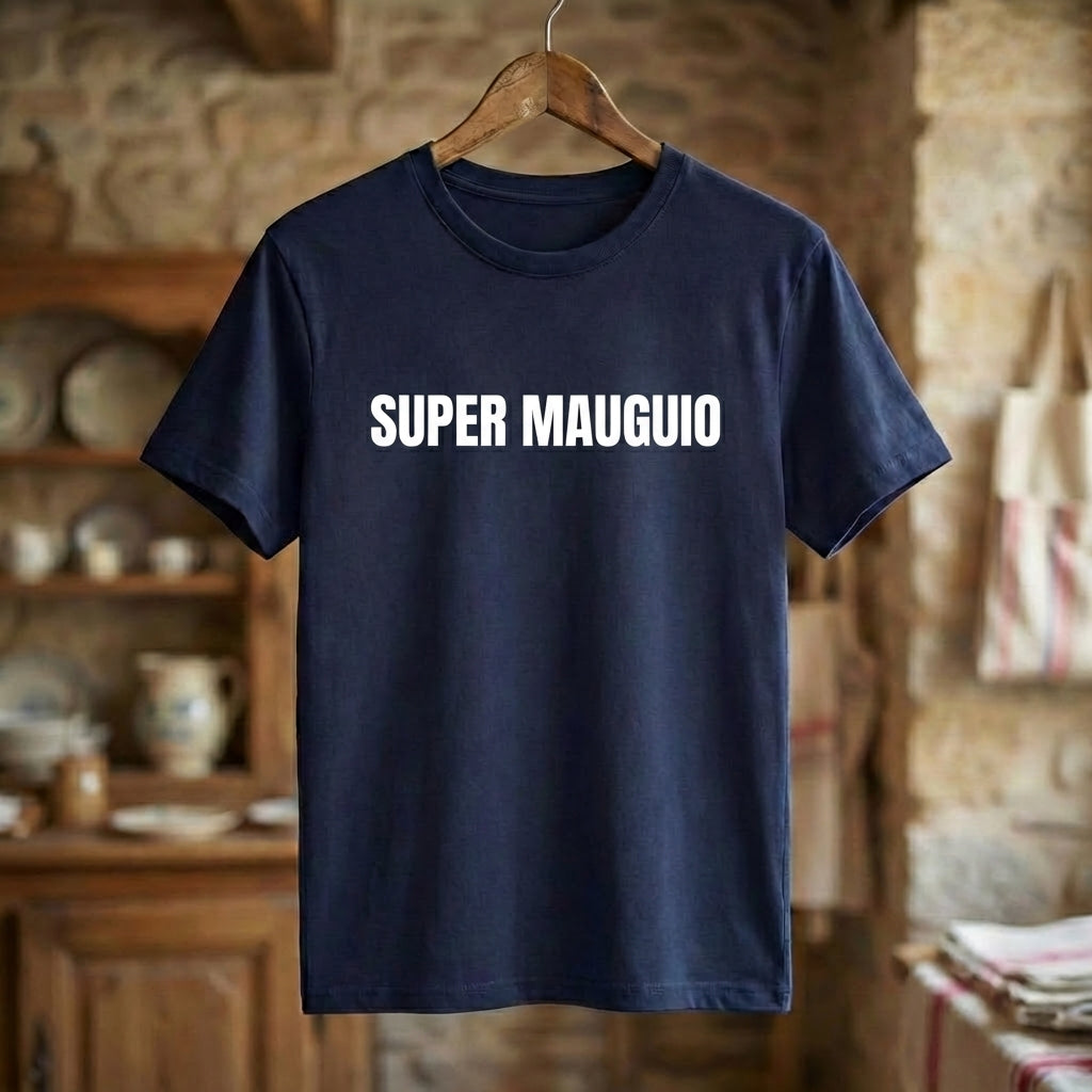 Tee-shirt souvenir bleu marine de la ville de Mauguio avec l'inscription « SUPER MAUGUIO » en blanc.