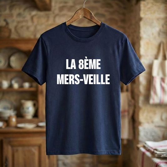 Tee-shirt bleu marine souvenir de Mers-les-Bains avec l'inscription blanche "LA 8ÈME MERS-VEILLE".