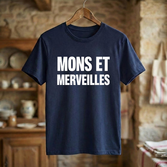 T-shirt souvenir de la ville de Mons avec l'inscription textuelle "MONS ET MERVEILLES".