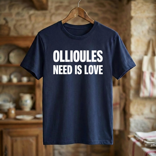 Tee-shirt bleu marine souvenir de la ville d'Ollioules avec l'inscription blanche "Ollioules need is love".