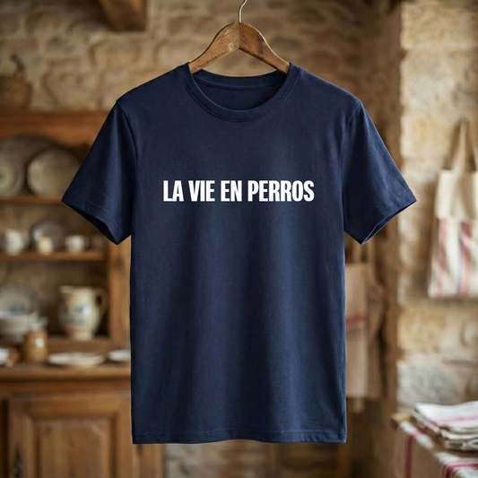 Tee-shirt souvenir bleu marine de la ville de Perros-Guirec avec l'inscription blanche "LA VIE EN PERROS".
