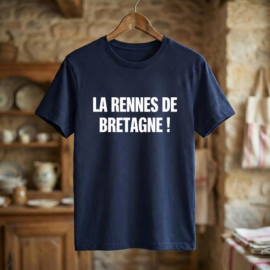 Tee-shirt bleu marine souvenir de la ville de Rennes avec l'inscription "LA RENNES DE BRETAGNE !".