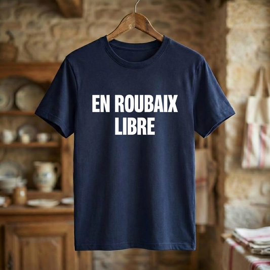 Tee-shirt bleu marine souvenir de la ville de Roubaix avec l'inscription blanche « EN ROUBAIX LIBRE ».