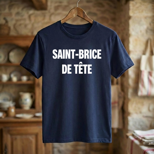 Tee-shirt bleu marine souvenir de Saint-Brice-en-Coglès avec l'inscription blanche « SAINT-BRICE DE TÊTE ».
