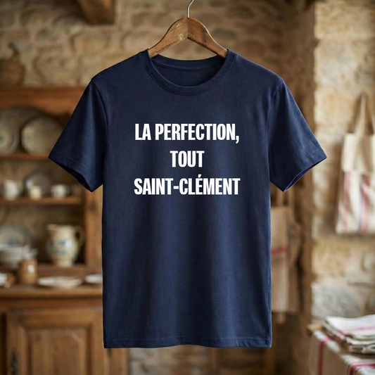 T-shirt souvenir de la ville de Saint-Clément avec l'inscription « La perfection, tout Saint-Clément ».