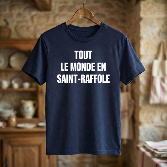 Tee-shirt souvenir de la ville de Saint-Raphaël avec l'inscription « Tout le monde en Saint-Raffole ».