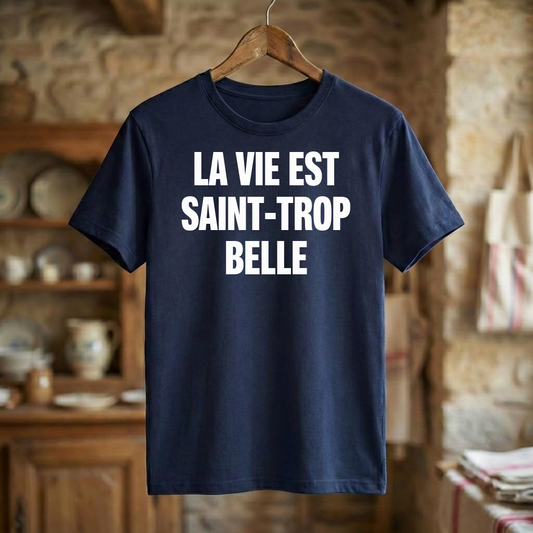 T-shirt souvenir de la ville de Saint-Tropez avec l'inscription "LA VIE EST SAINT-TROP BELLE".