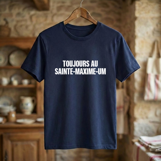 Tee-shirt bleu marine souvenir de la ville de Sainte-Maxime avec l'inscription humoristique « Toujours au Sainte-Maxime-um ».