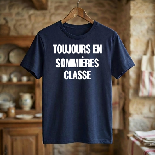 Tee-shirt bleu marine souvenir de la ville de Sommières avec une inscription en lettres blanches.