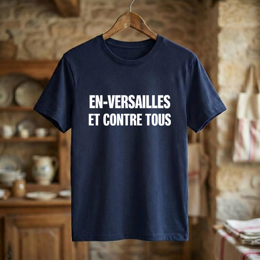 Tee-shirt bleu marine souvenir de la ville de Versailles avec l'inscription "EN-VERSAILLES ET CONTRE TOUS" en lettres blanches.