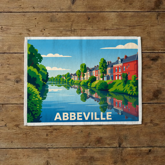 Torchon souvenir de la ville d'Abbeville avec une illustration stylisée de maisons colorées se reflétant dans l'eau.