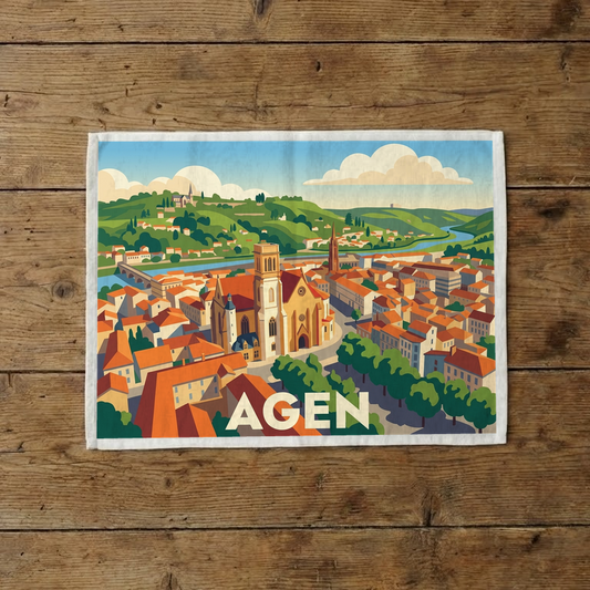 Torchon souvenir de la ville d'Agen avec une illustration colorée et stylisée de son paysage urbain.