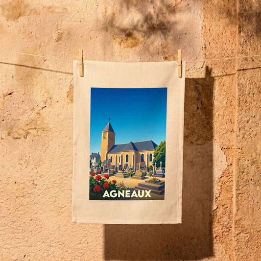 Torchon souvenir de la ville d'Agneaux avec une illustration stylisée de son église et de son cimetière.