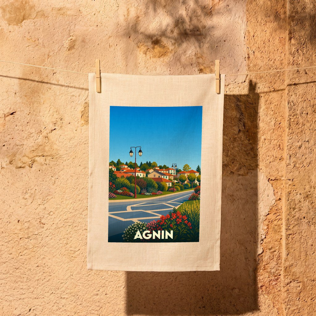 Torchon souvenir de la ville d'Agnin orné d'une illustration stylisée de ses paysages provençaux.