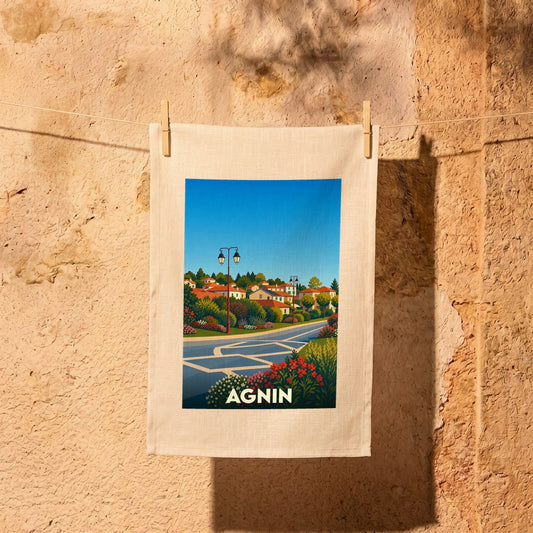 Torchon souvenir de la ville d'Agnin orné d'une illustration stylisée de ses paysages provençaux.