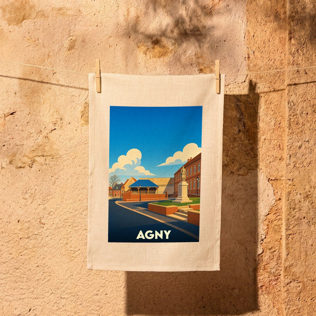 Torchon souvenir de la ville d'Agny avec une illustration stylisée et colorée de sa place principale.