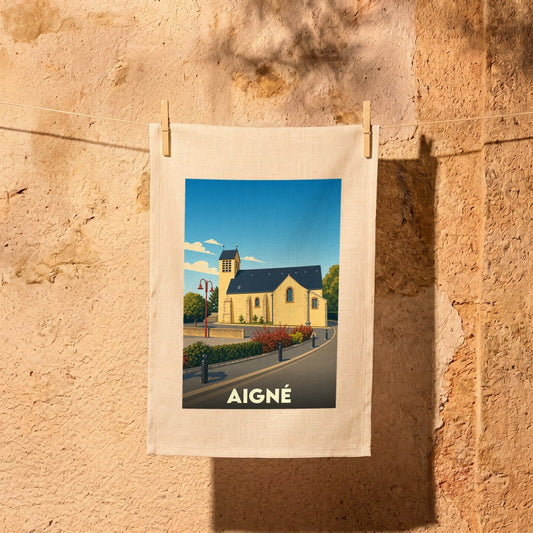 Torchon souvenir de la ville d'Aigné illustré par une vue stylisée de son église sous un ciel bleu.