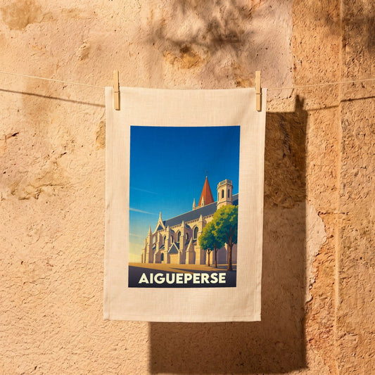 Torchon souvenir de la ville d'Aigueperse avec une illustration stylisée de son église.