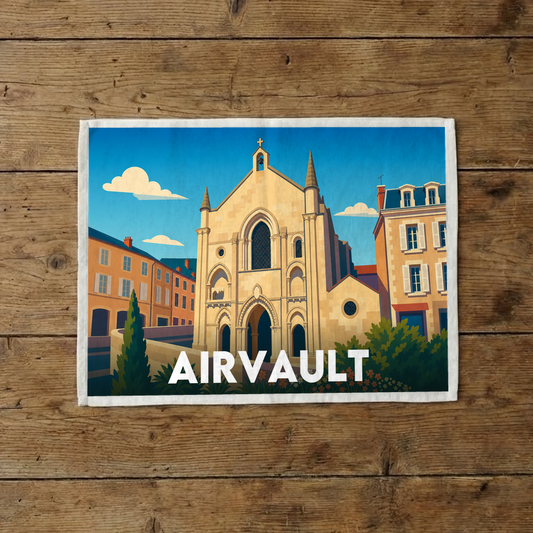 Torchon souvenir de la ville d'Airvault avec une illustration stylisée de son église et de ses bâtiments.