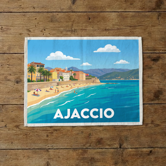 Torchon souvenir de la ville d'Ajaccio avec une illustration stylisée de son front de mer et de sa plage.