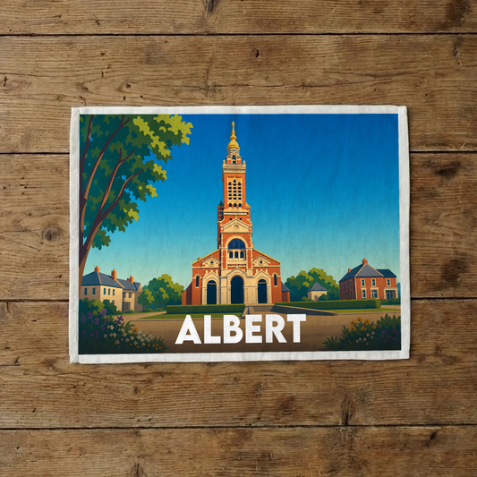 Torchon souvenir de la ville d'Albert illustrant sa basilique de style néo-byzantin sous un ciel bleu.