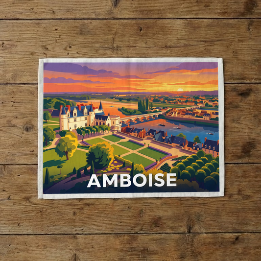 Torchon souvenir de la ville d’Amboise avec une illustration stylisée du château et du pont au coucher du soleil.
