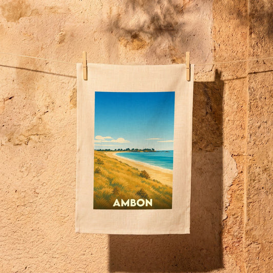 Torchon souvenir de la ville de Ambon avec une illustration stylisée de plage et de dunes.